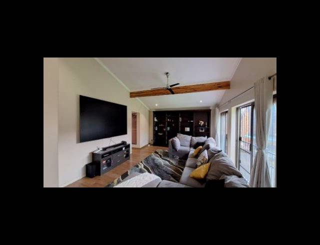 5 BEDROOM HOUSE FOR SALE IN CONSTANTIA KLOOF